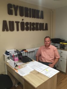 A Gyurinka Autósiskola elérhető árakon nyújt remek kresz tanfolyamokat.