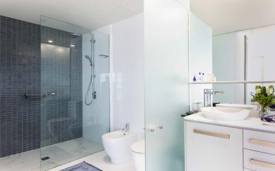 Egyedi zuhanyfal az egyszerű, de elegáns fürdőszoba kialakításához