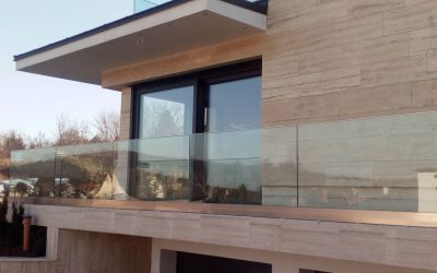 Design és biztonság – Tágítsa a teret keret nélküli üvegkorláttal!